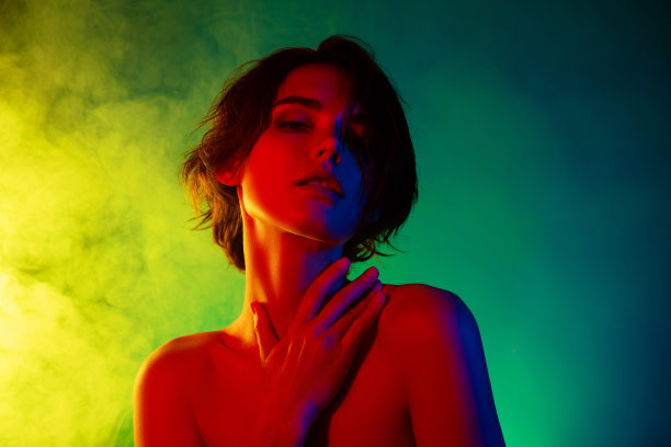 照片的女人看起来神秘的感觉激情触摸脖子隔离雾雾彩色背景图片下载