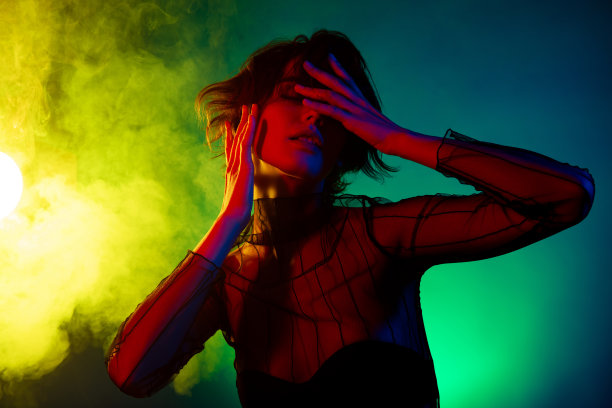 照片的女孩触摸嫩的面部皮肤享受闭上眼睛孤立梯度彩色背景图片下载