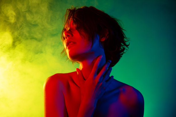 女孩的照片感觉享受触摸温柔的身体皮肤闭上眼睛孤立的彩色朦胧的背景图片下载