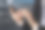 在办公环境中使用智能手机的手特写图片下载