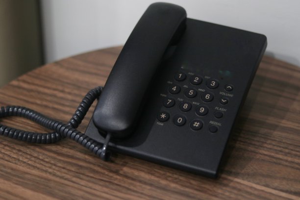 酒店房间里木桌上的电话。图片下载