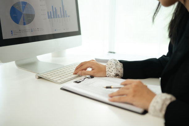 裁剪的女商人在现代办公室里分析数据的照片图片下载