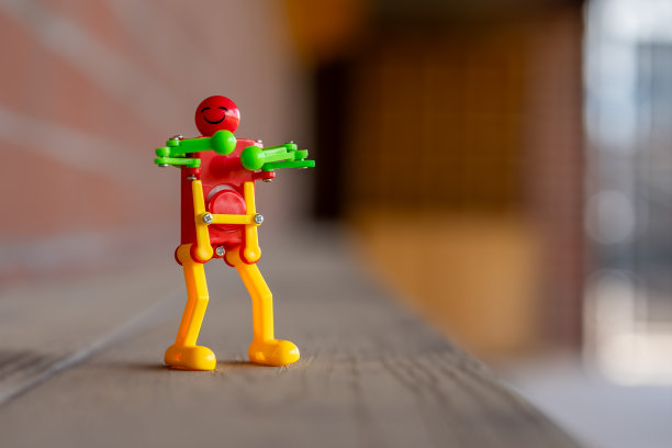 一个有趣的玩具跳舞机器人的照片。图片下载