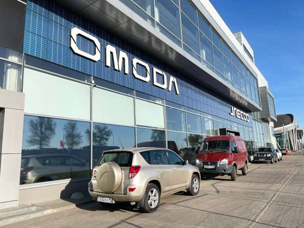 Omoda汽车商店的外立面。Omoda是一家汽车制造商。陈列室里的Omoda汽车。图片下载