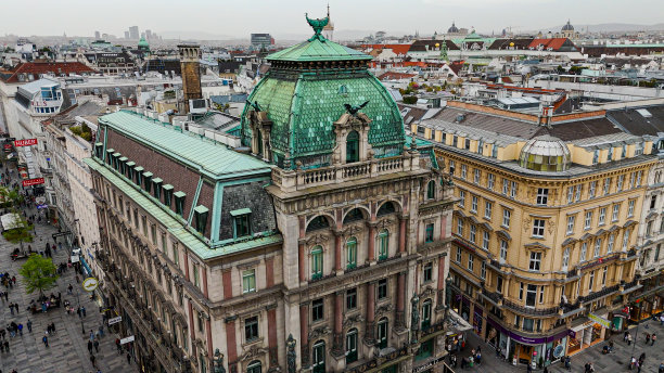 位于Stephansplatz广场的Palais Equitable历史建筑鸟瞰图，奥地利维也纳的Palais Equitable建筑鸟瞰图。历史旅游胜地图片下载