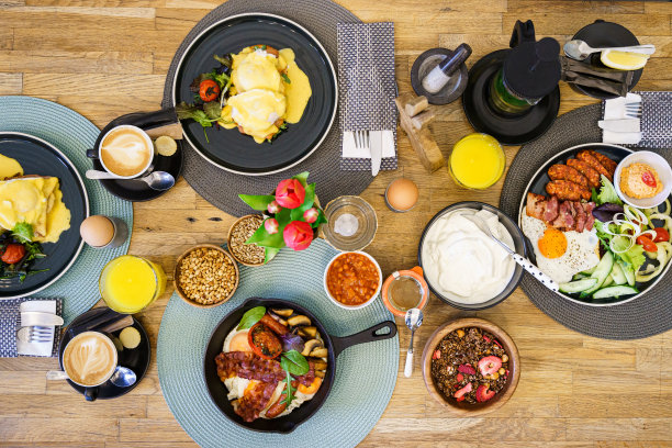 餐厅餐桌上早午餐的高角度照片图片下载