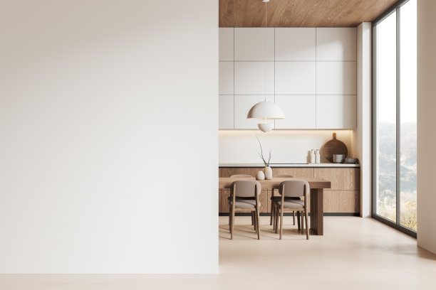 优雅的家庭厨房内部配有餐桌和椅子，橱柜和窗户图片下载