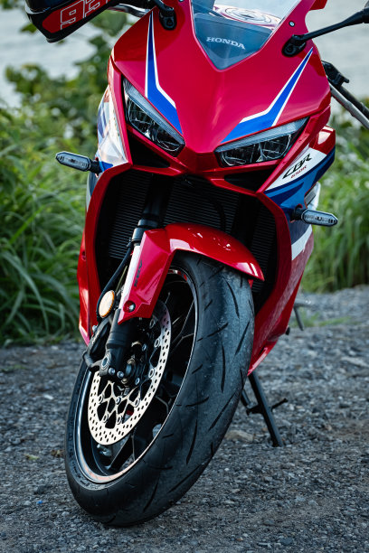 日本本田CBR 650r型摩托车。大的本田运动摩托车停在路上。运动汽车图片下载