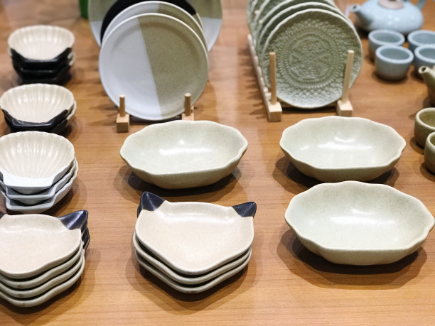 商店里陈列的陶瓷餐具，照片特写图片下载