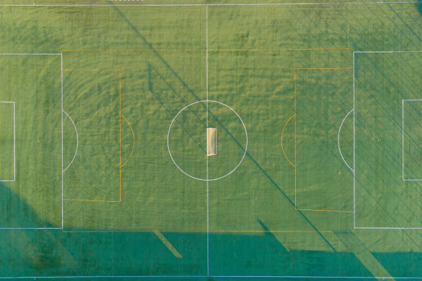 从无人机上看到的人造草足球场，天顶视图图片下载