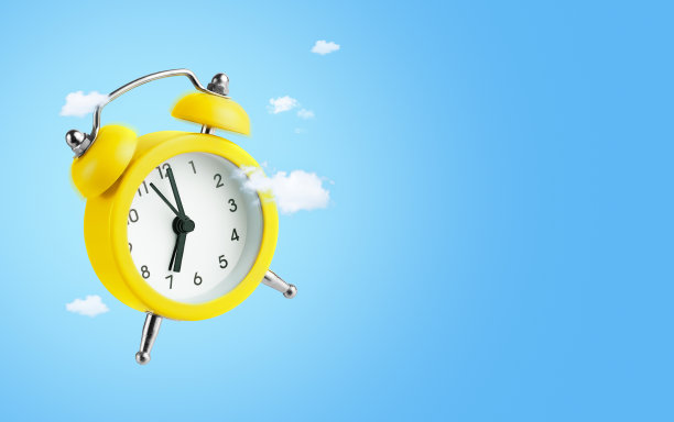 黄色闹钟响了。蓝色背景。图片下载