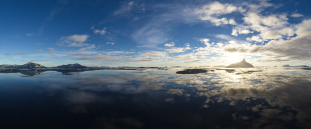 戏剧性的云和山景观的空中全景。自然背景。图片下载
