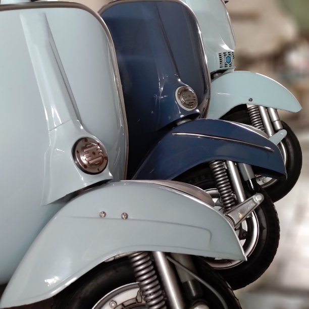 摩托车停在车库，背景模糊图片下载