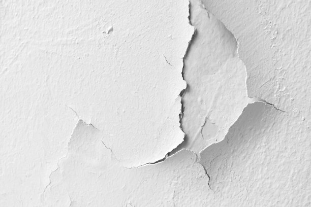 旧混凝土墙纹理背景与剥落的白色油漆。最小的外部建筑垃圾灰色水泥墙与损坏的石膏。摘要裂缝墙面背景，破碎白墙面纹理图片下载