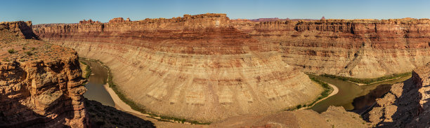 在阳光明媚的日子里，美国犹他州峡谷地的绿河和大河汇合处的全景照片图片下载