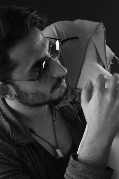 戴眼镜的男人深情地凝视着工作室里的模特图片下载