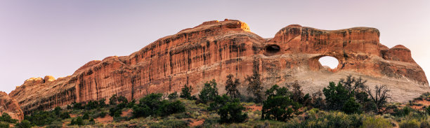美国犹他州拱门国家公园的红砂岩山全景照片图片下载