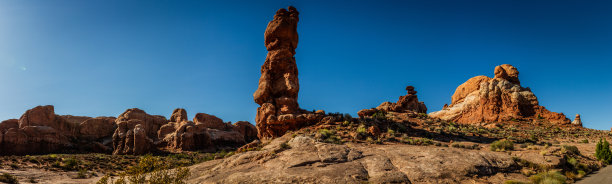 美国犹他州拱门国家公园的红色砂岩巨石在其他雕塑前面的全景照片图片下载