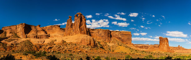 在阳光明媚的日子里，在美国犹他州拱门国家公园拍摄的红砂岩全景照片图片下载