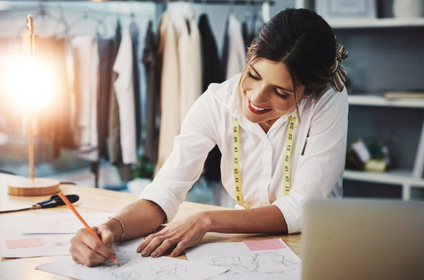 时装设计师，绘画和妇女在车间用纸规划，想法和灵感。小型企业，创意工作室和在裁缝店设计纺织品，服装和服装的人图片下载