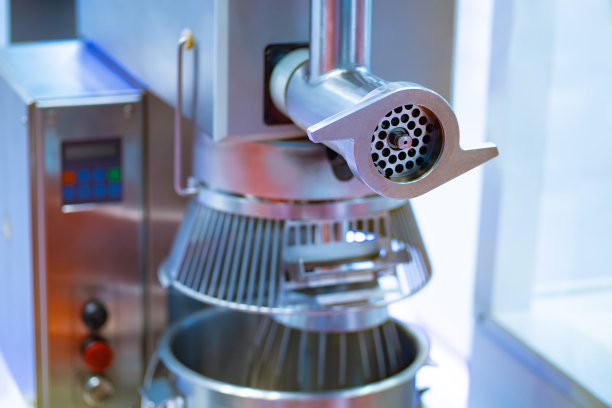 工业绞肉机与搅拌机特写。食品行业。餐厅的厨房设备。大量烹饪。厨师的工作场所。工业食品加工机。图片下载