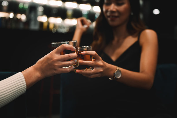 女性朋友在酒吧喝酒的照片。夜生活，庆祝活动和友谊的概念图片下载