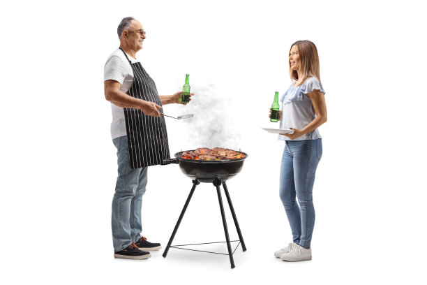 父女烧烤并举着啤酒图片下载