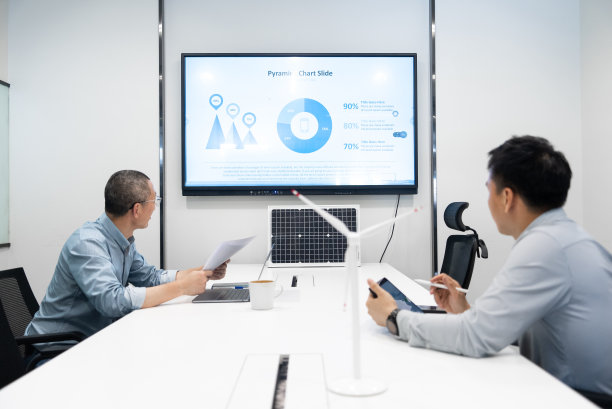 商务人士在会议室里商务会谈图片下载