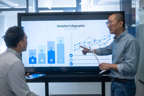 商务人士在会议室里沟通图片下载
