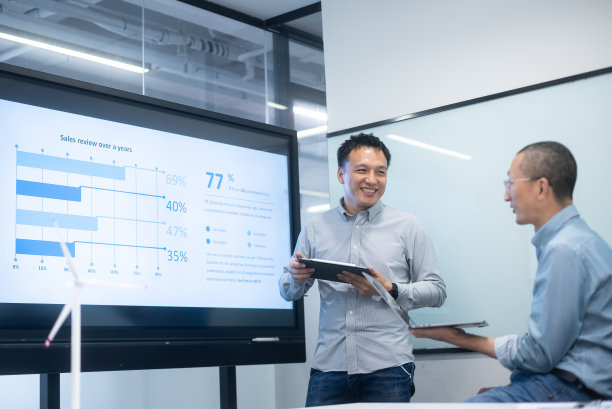 商务人士在会议室分析财务报表图片下载