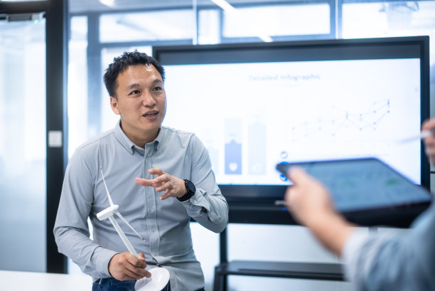 商务人士在会议室里沟通图片下载