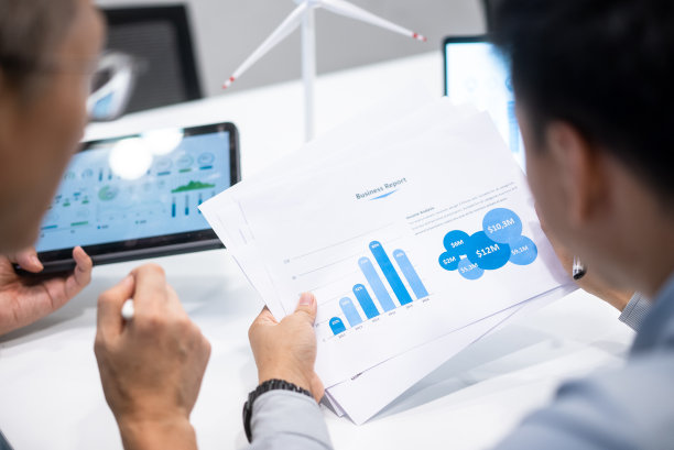 商务人士在会议室使用电脑图片下载