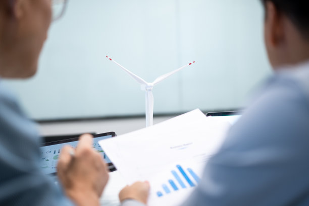 商务人士在会议室使用电脑图片下载