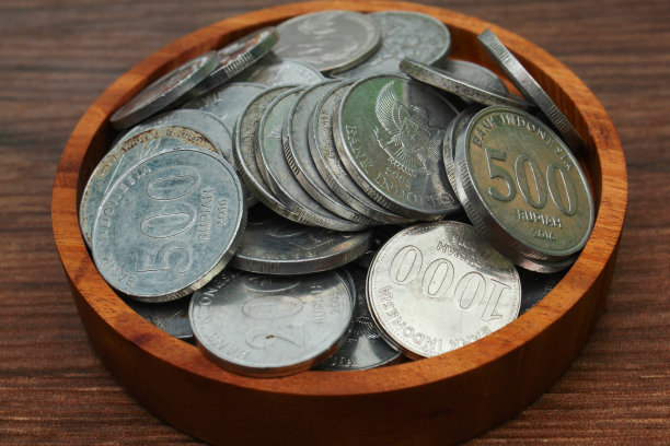 装在木制容器里的印尼硬币图片下载