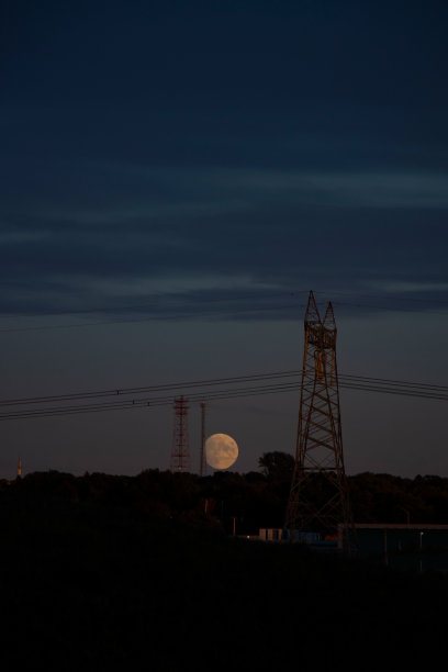 秋天的月亮在日落的城市图片下载