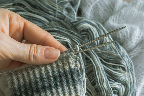 针织温暖的手工衣服在一个舒适的图片图片下载