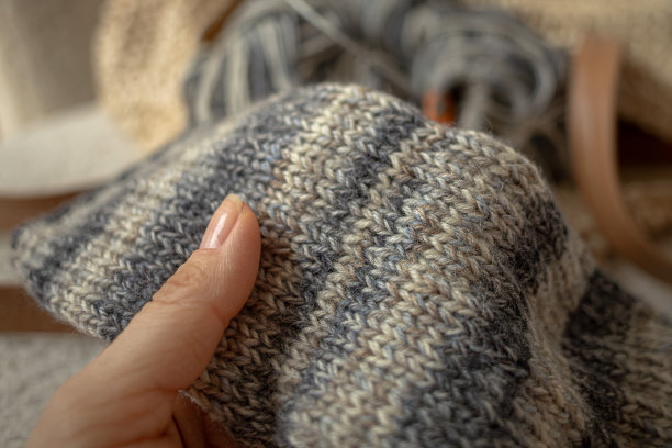 针织温暖的手工衣服在一个舒适的图片图片下载