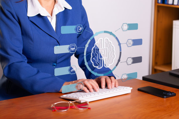 商业和企业层面的人工智能概念。商业女性利用新的技术工具优化企业管理图片下载