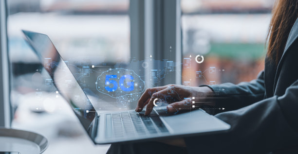 5 g技术。商人在六边形和透明蜂巢的虚拟屏幕上按下5g按钮;图片下载