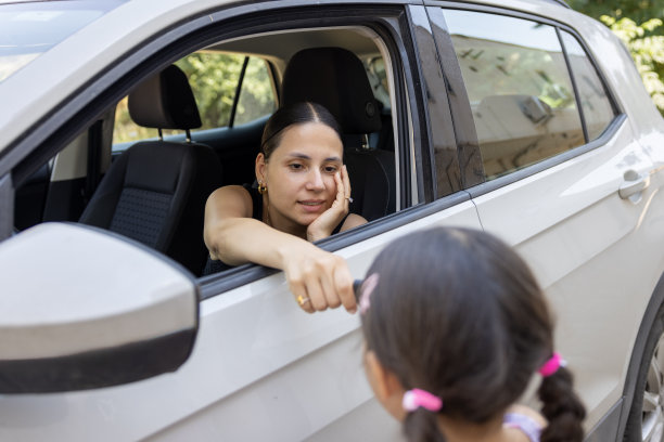给妈妈车钥匙的女孩图片下载