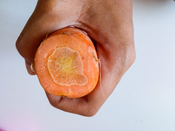 亚洲妇女手持胡萝卜来源的维生素A分离就白了图片下载