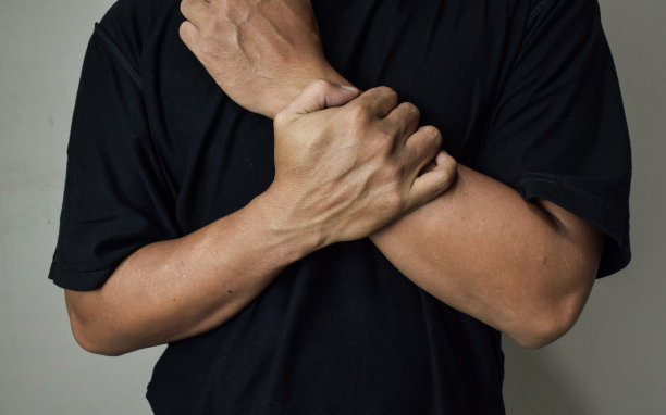 男人的手臂碰到因工作引起的疼痛的手腕图片下载