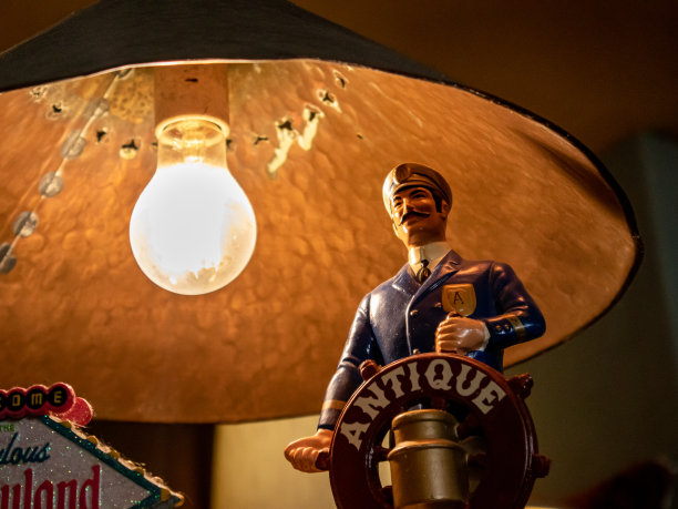 古色古香的船长在灯前欢迎你图片下载