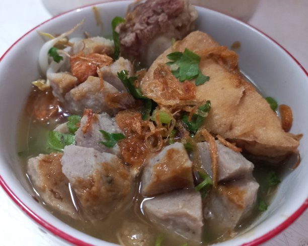 来自印度尼西亚的肉丸汤，被称为bakso或baso，由肉酱和美味的味道自制的传统街头食品图片下载