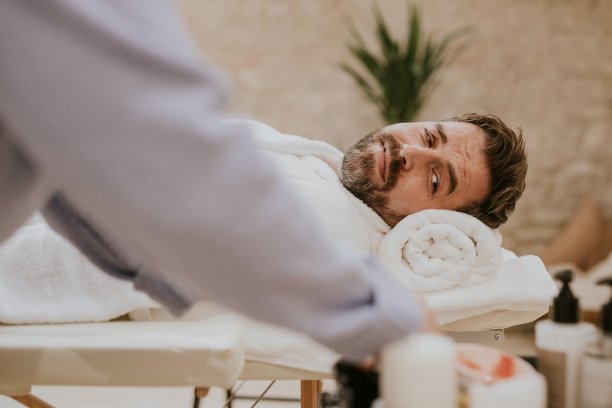 男子在水疗沙龙，按摩和美容照片图片下载
