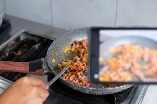手机录音给女网红主持人烹饪意大利面，上面放着肉和番茄酱，周围是配料配方图片下载