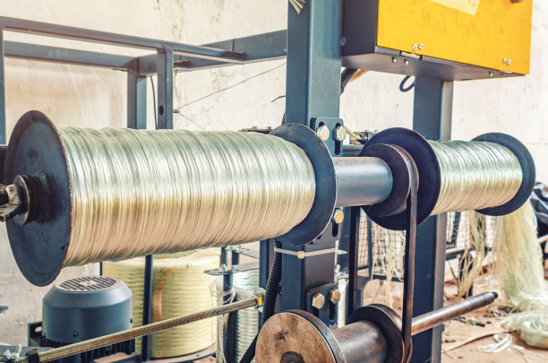 车间塑料线束。建筑用塑料线材的纺丝和缠绕。图片下载