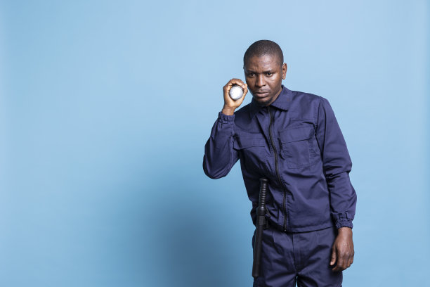 商场保安用手电筒在演播室巡逻，图片下载