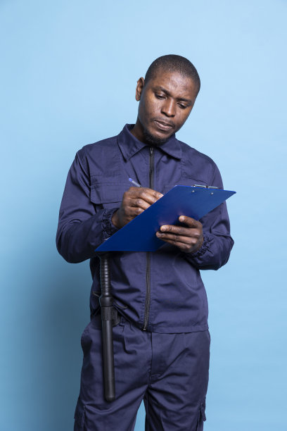非裔美国安全人员做笔记以保留责任证据图片下载