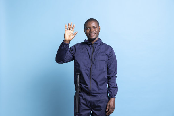 兴高采烈的非裔美国保安对着镜头挥手图片下载